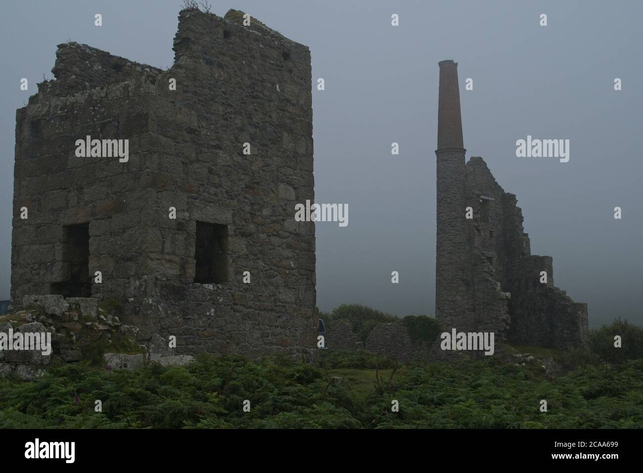 Ruinen der Carn Galver Cornwall Zinnmine im Nebel. Überreste von Minengebäuden und -Anlagen im Mist Landscape-Format Stockfoto