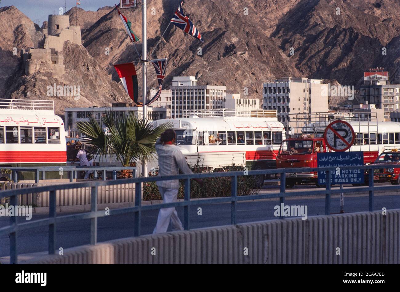 Archivbild: Das Sultanat Oman 1979, sieben Jahre nach der Machtübernahmen des Sultans Qaboos und der Modernisierung des Landes. Dies war noch eine Zeit, als der Tourismus in das Land in den Kinderschuhen steckte. Bild: Personenbusse auf der Muttrah Corniche. Quelle: Malcolm Park Stockfoto