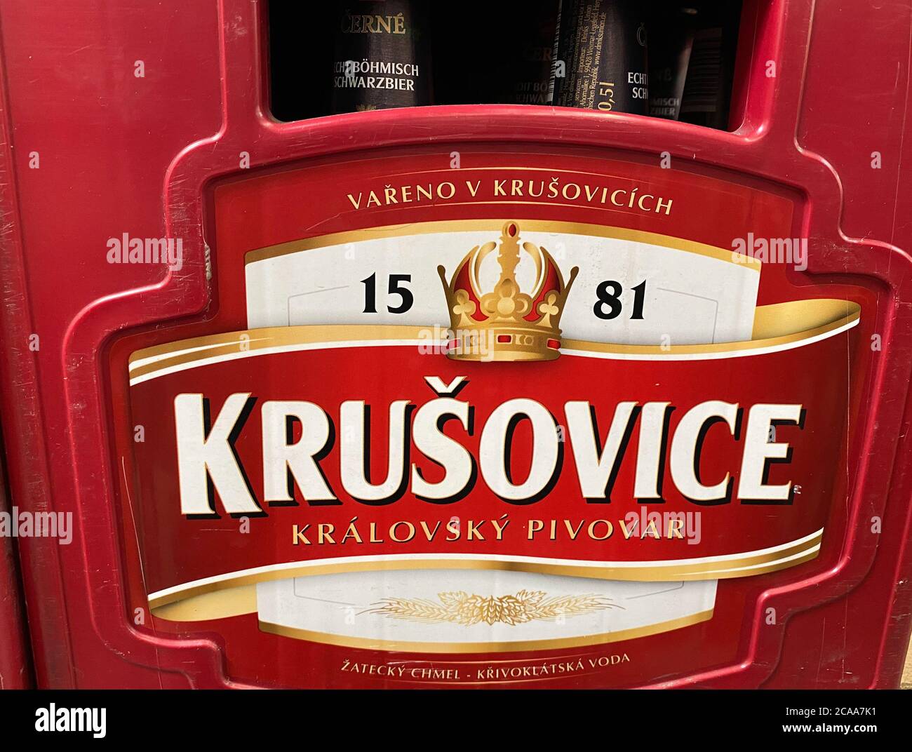 Viersen, Deutschland - 9. Juli. 2020: Blick auf die isolierte bierkiste der tschechischen brauerei krusovice im deutschen Getränkehandel Stockfoto