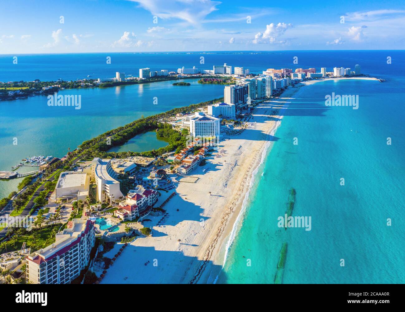 Luftaufnahme mit Blick auf die Hotelzone (Zona Hotelera) und die schönen Strände von Cancún, Mexiko Stockfoto