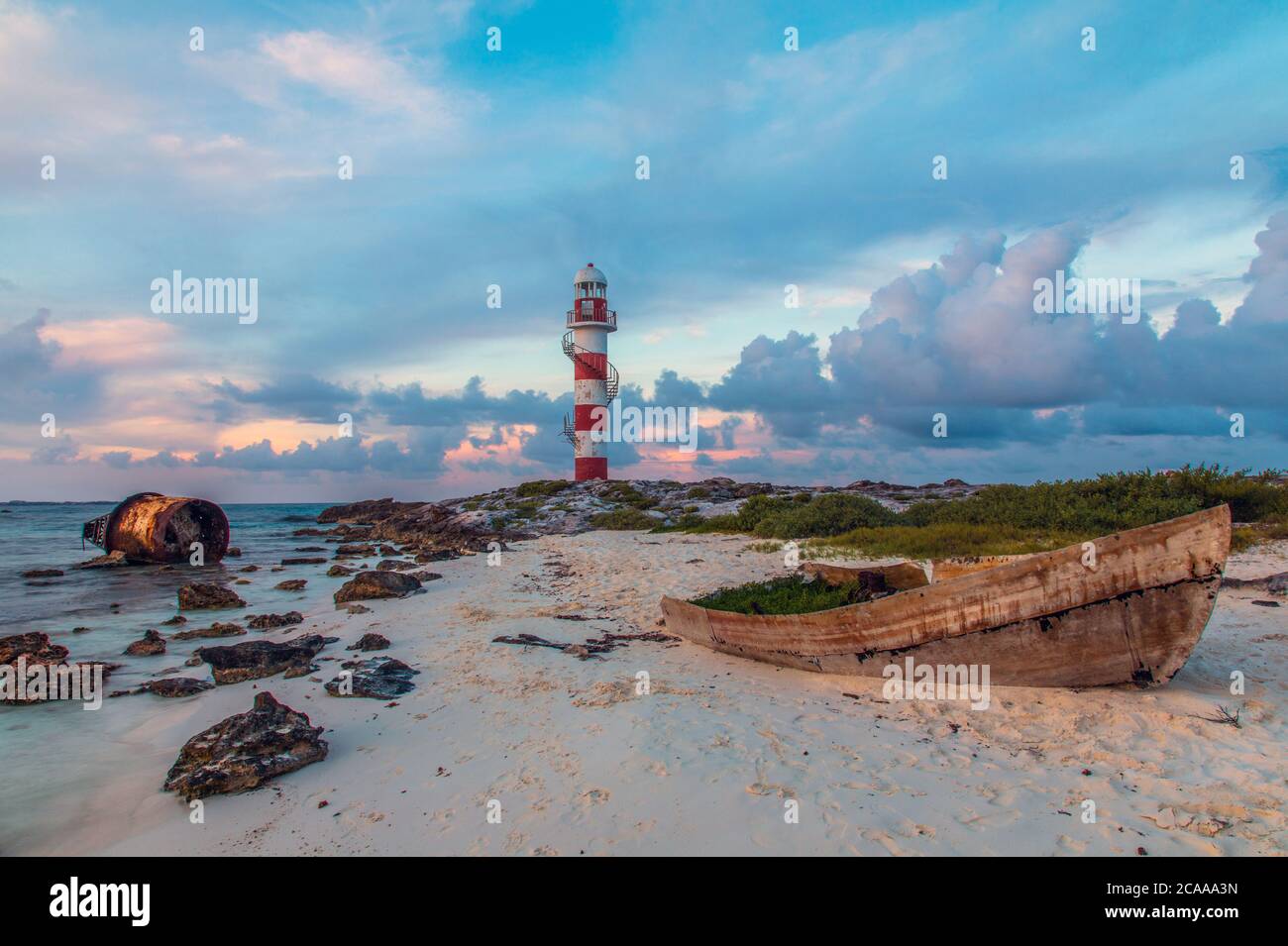 Blick auf den Leuchtturm Punta Cancún (Faro de Punta Cancun) am nördlichen Ende der Hotelzone (Zona Hotelera) in Cancún, Mexiko Stockfoto