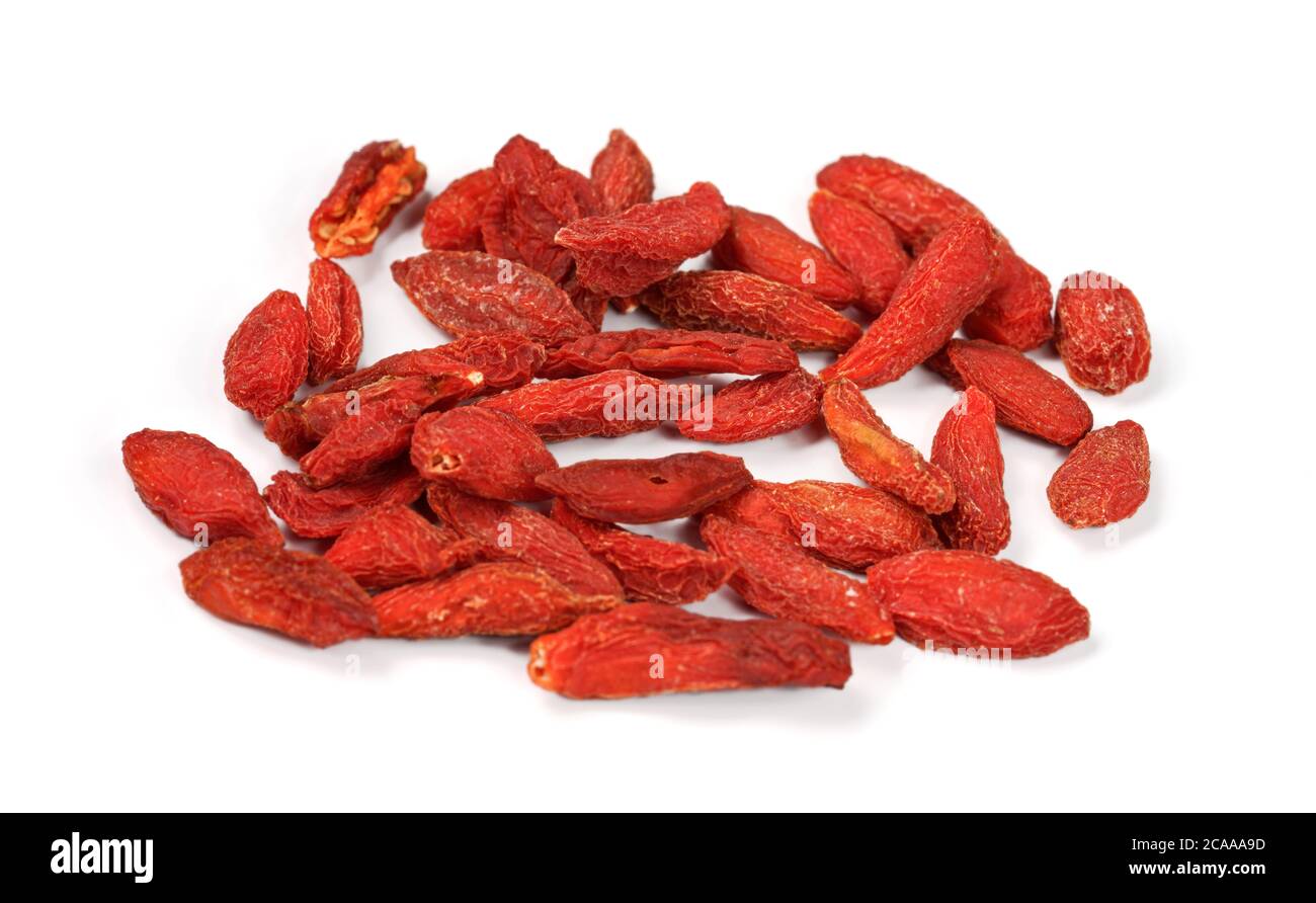 Nahaufnahme von Goji-Beere Wolfberry - Lycium chinense getrocknete Früchte isoliert auf weißem Hintergrund Stockfoto