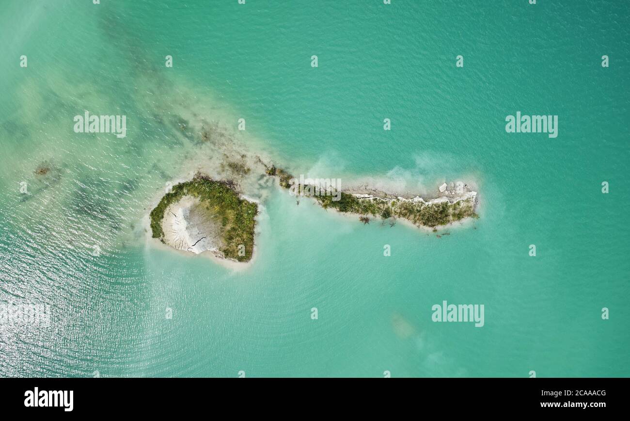 Insel um grünes Wasser über der Oberseite Blick an hellen sonnigen Tag Stockfoto