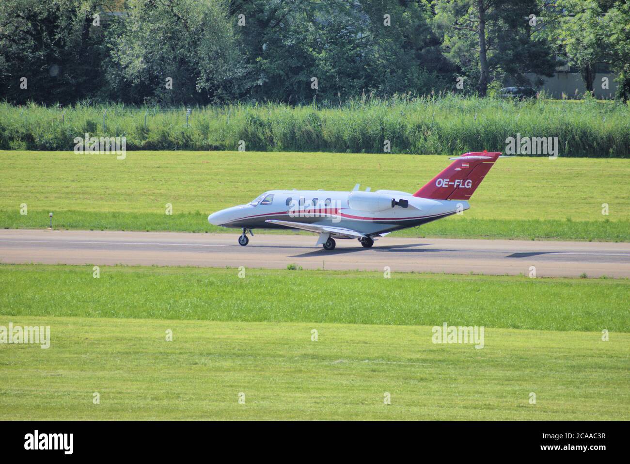 Cessna Citation CJ1 rollt am Flughafen St. Gallen Altenrhein in der Schweiz Stockfoto