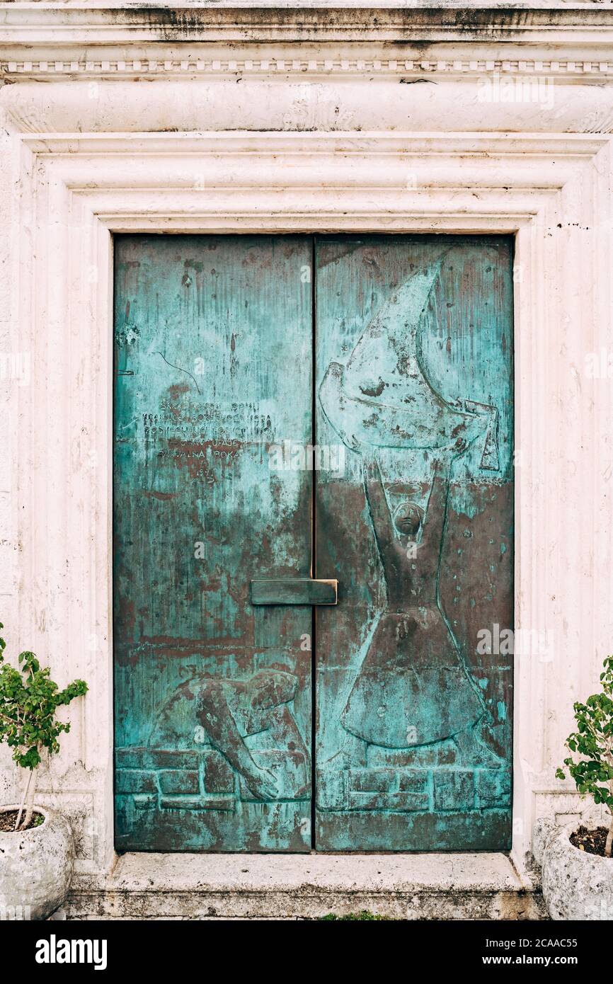 Nahaufnahme der grün bemalten Türen zur Kirche unserer Lieben Frau. Stockfoto