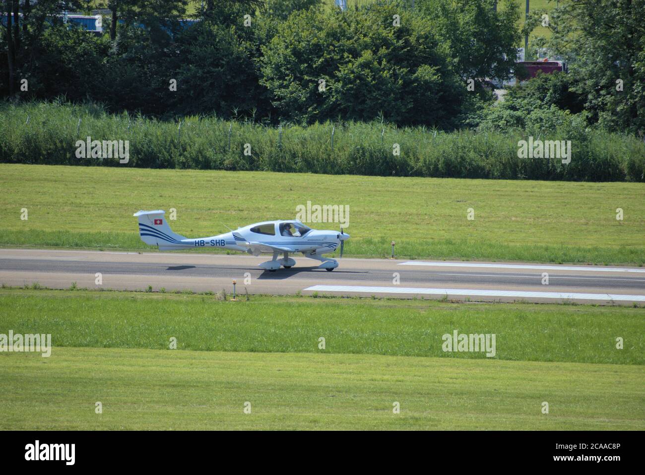 Diamond DA40NG rollt am Flughafen St. Gallen Altenrhein in der Schweiz Stockfoto