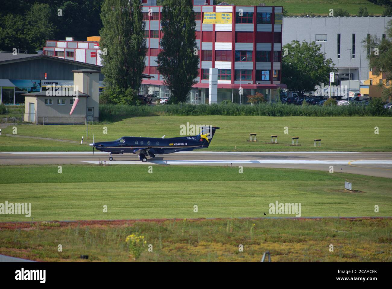 Pilatus PC-12 rollt am Flughafen St. Gallen Altenrhein in der Schweiz Stockfoto