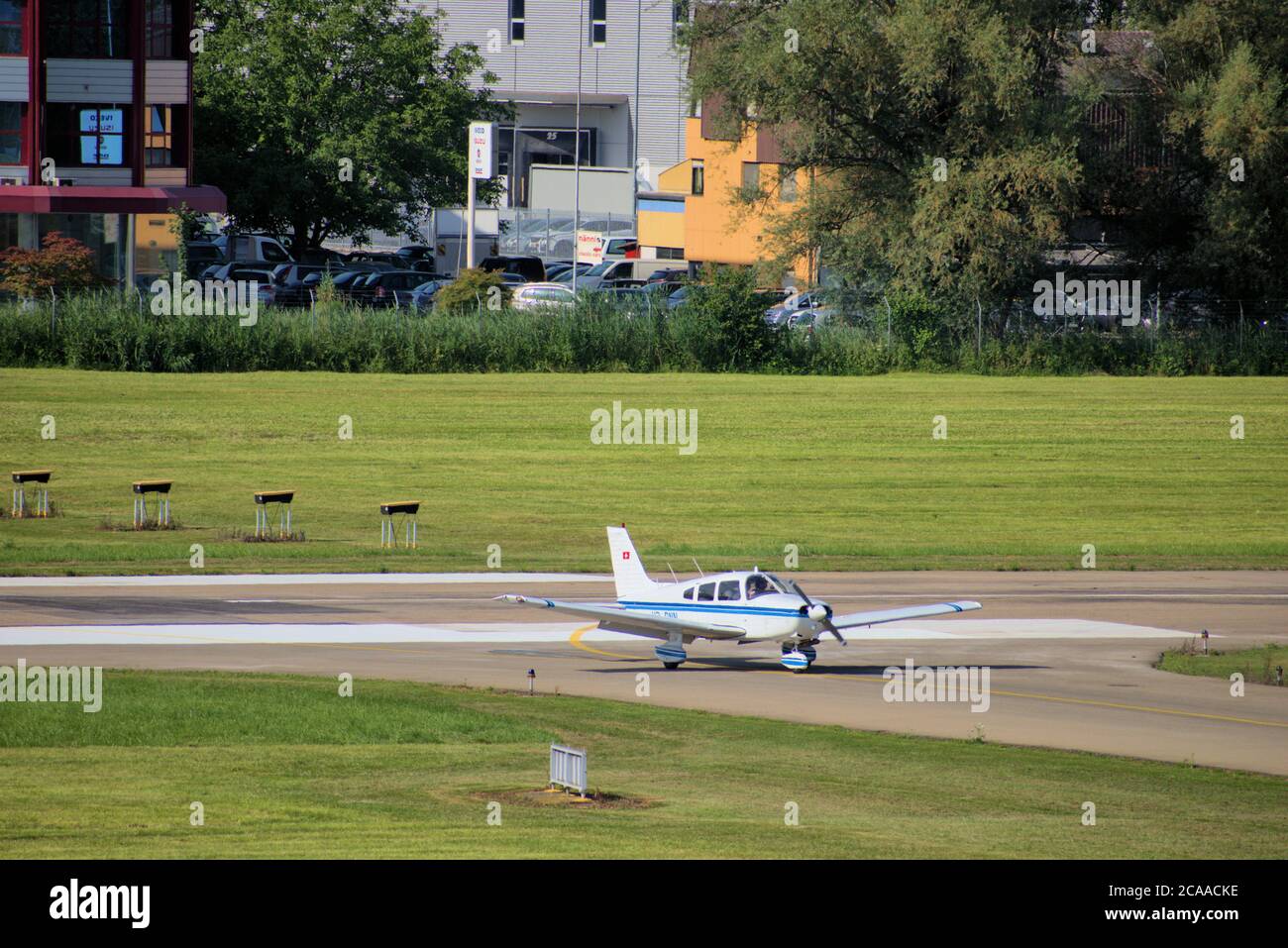 Piper Archer rollt am Flughafen St. Gallen Altenrhein in der Schweiz Stockfoto