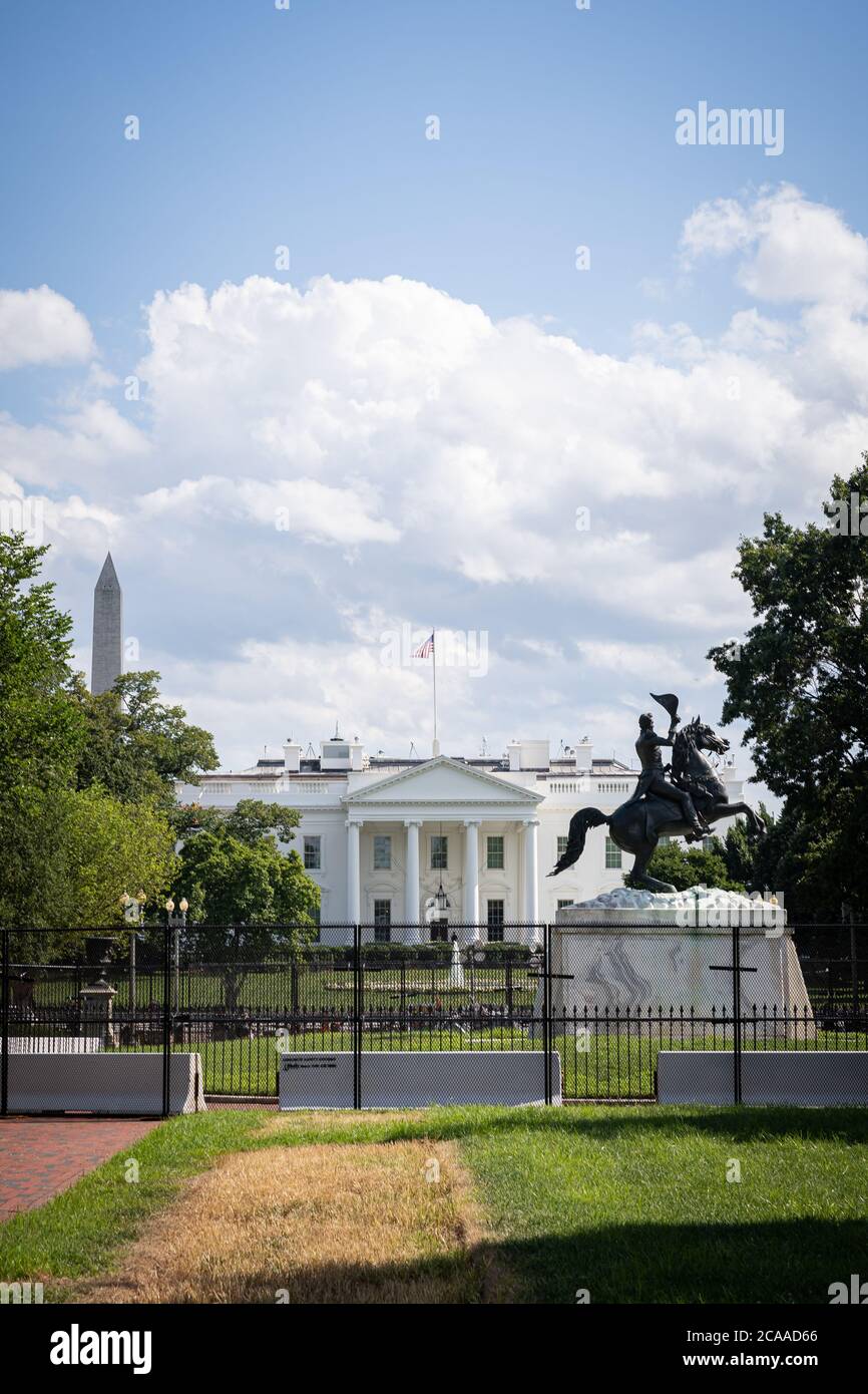 Washington D.C./USA - 4. August 2020: Zusätzliche Einzäunung um die Andrew Jackson Statue vor dem Weißen Haus. Stockfoto