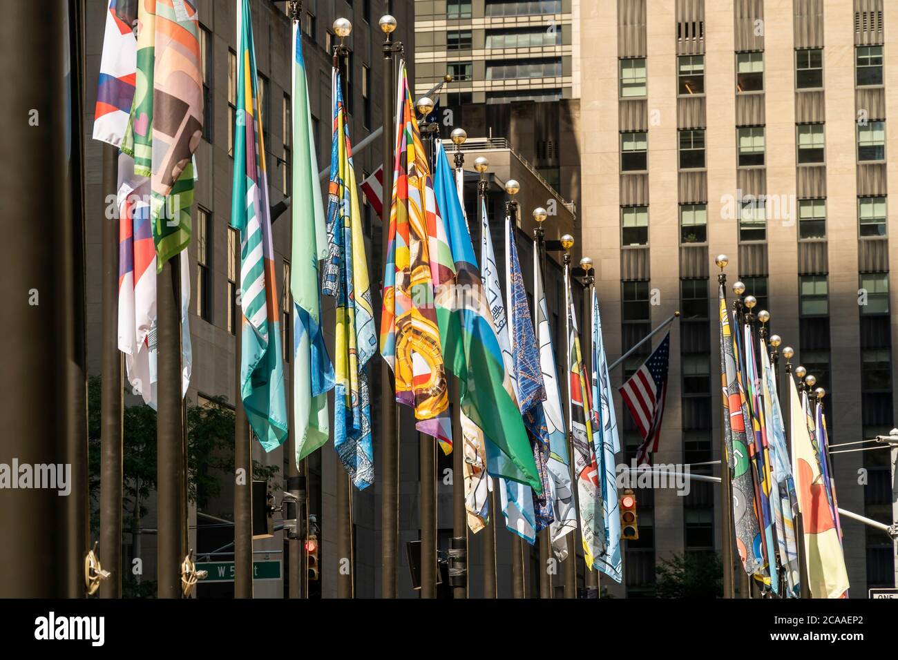 Die 193 Flaggen rund um die Eisbahn am Rockefeller Center in New York zeigen die Arbeit von Personen, die Flaggen entworfen haben, um ihre Liebe zu New York zu zeigen, gesehen am Eröffnungstag, 1. August 2020. Rockefeller Center hat einen Aufruf für Entwürfe für Flaggen, von Menschen mit allen künstlerischen Fähigkeiten, die ihre Liebe zu New York für die temporäre Ausstellung, die bis August 16. Mehrere namhafte Künstler nahmen ebenfalls Teil. (© Richard B. Levine) Stockfoto