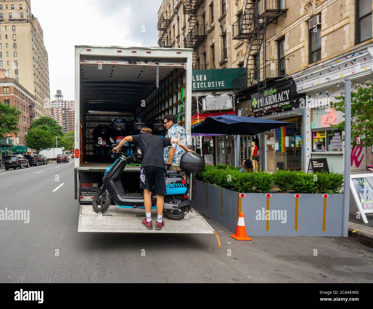 Arbeiter des Moped-Sharing-Unternehmens Revel entfernen ihr Inventar von den Straßen, die am Freitag, dem 31. Juli 2020, im Stadtteil Chelsea in New York zu sehen waren. Nach mehreren Todesfällen Revel angekündigt, dass es vorübergehend stillgelegt wird seine Operationen in New York, bis sie Fahrer Sicherheit und Rechenschaftspflicht Protokolle zu stärken. (© Richard B. Levine) Stockfoto