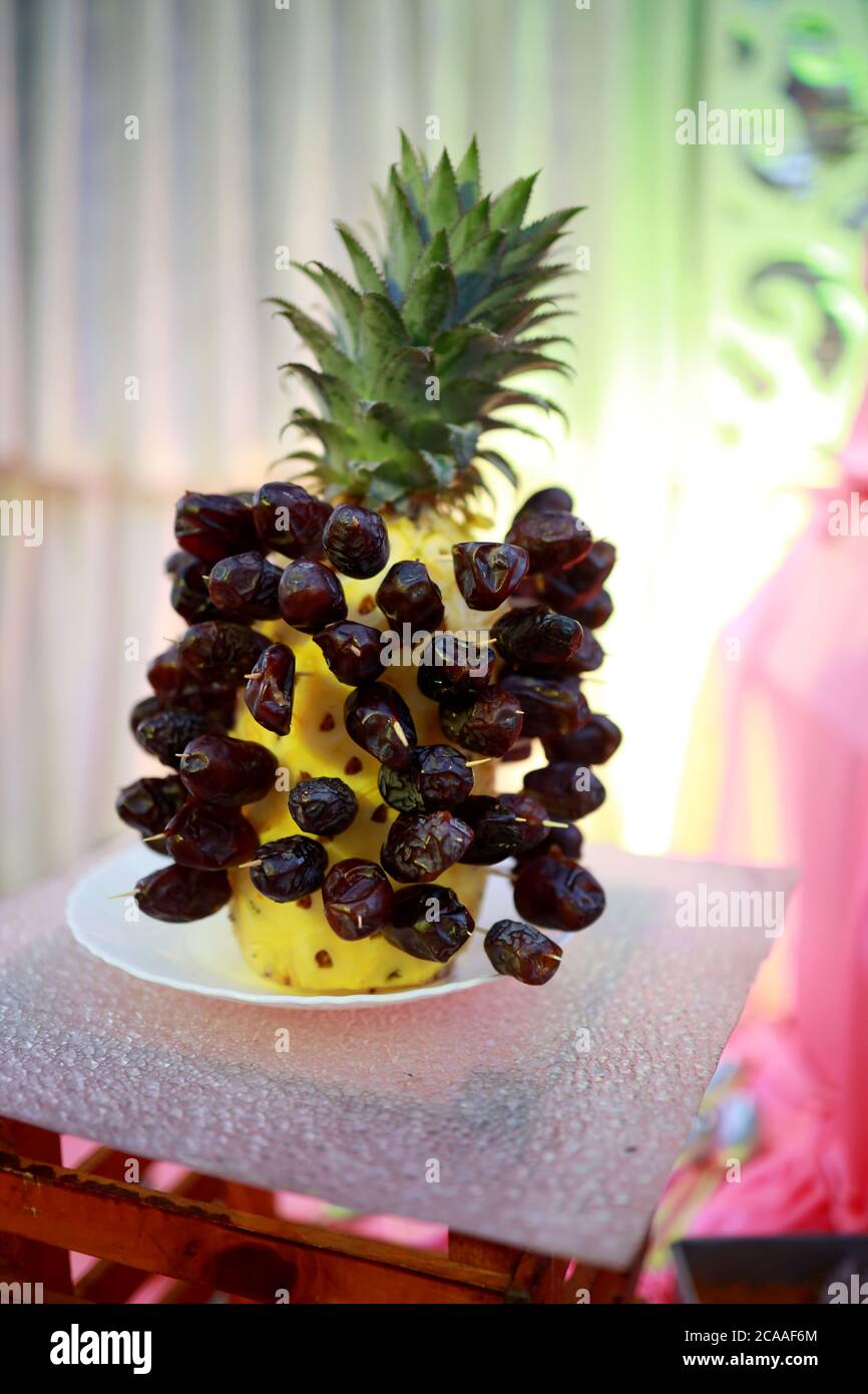 Indischer Stil gemischter Obst- und Gemüsesalat . Gesunde Ernährung Rezept . Stockfoto