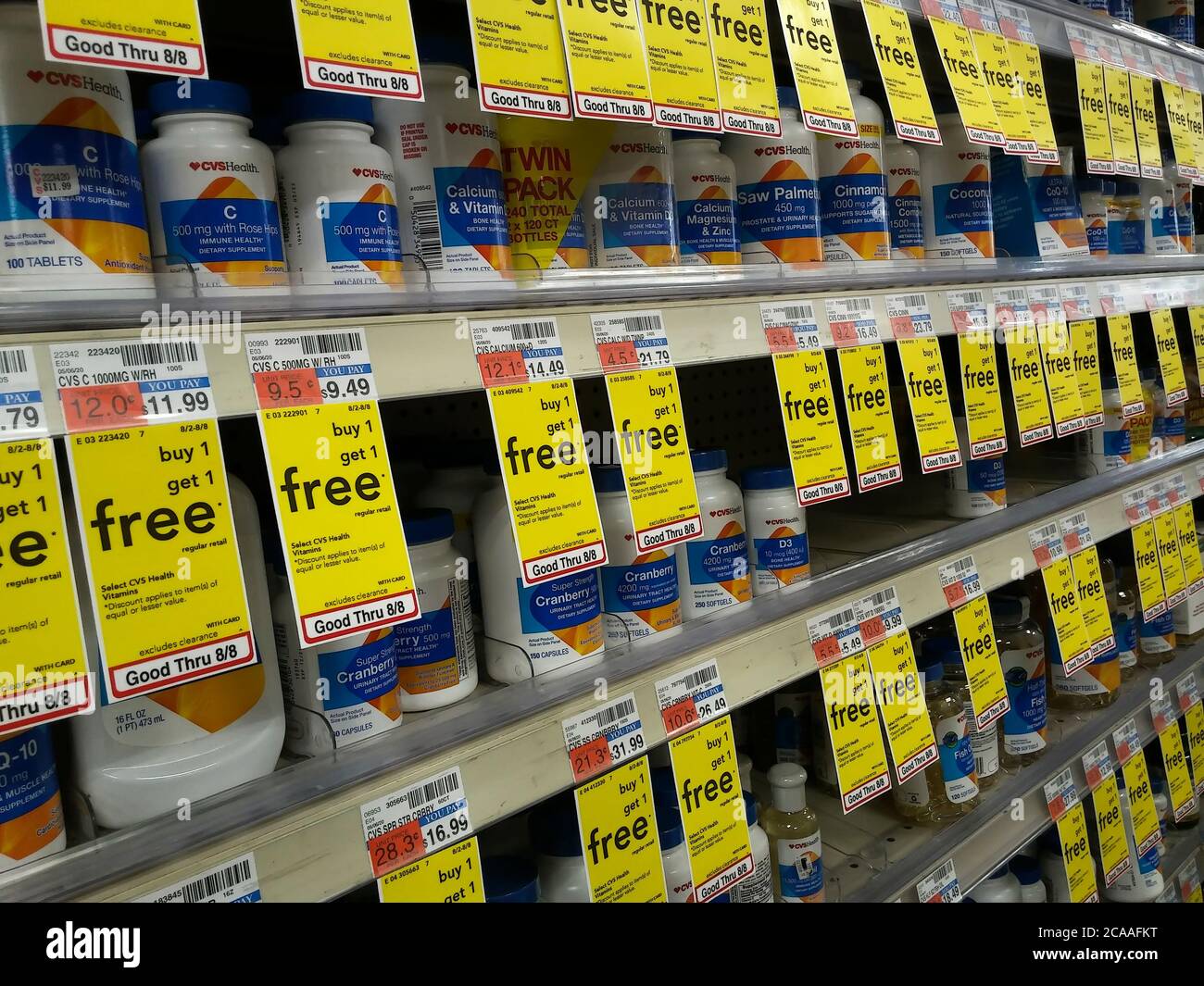 Eine Auswahl an Vitaminen in den Regalen einer CVS-Drogerie in New York während eines BOGO-Verkaufs am Sonntag, 2. August 2020. (© Richard B. Levine) Stockfoto