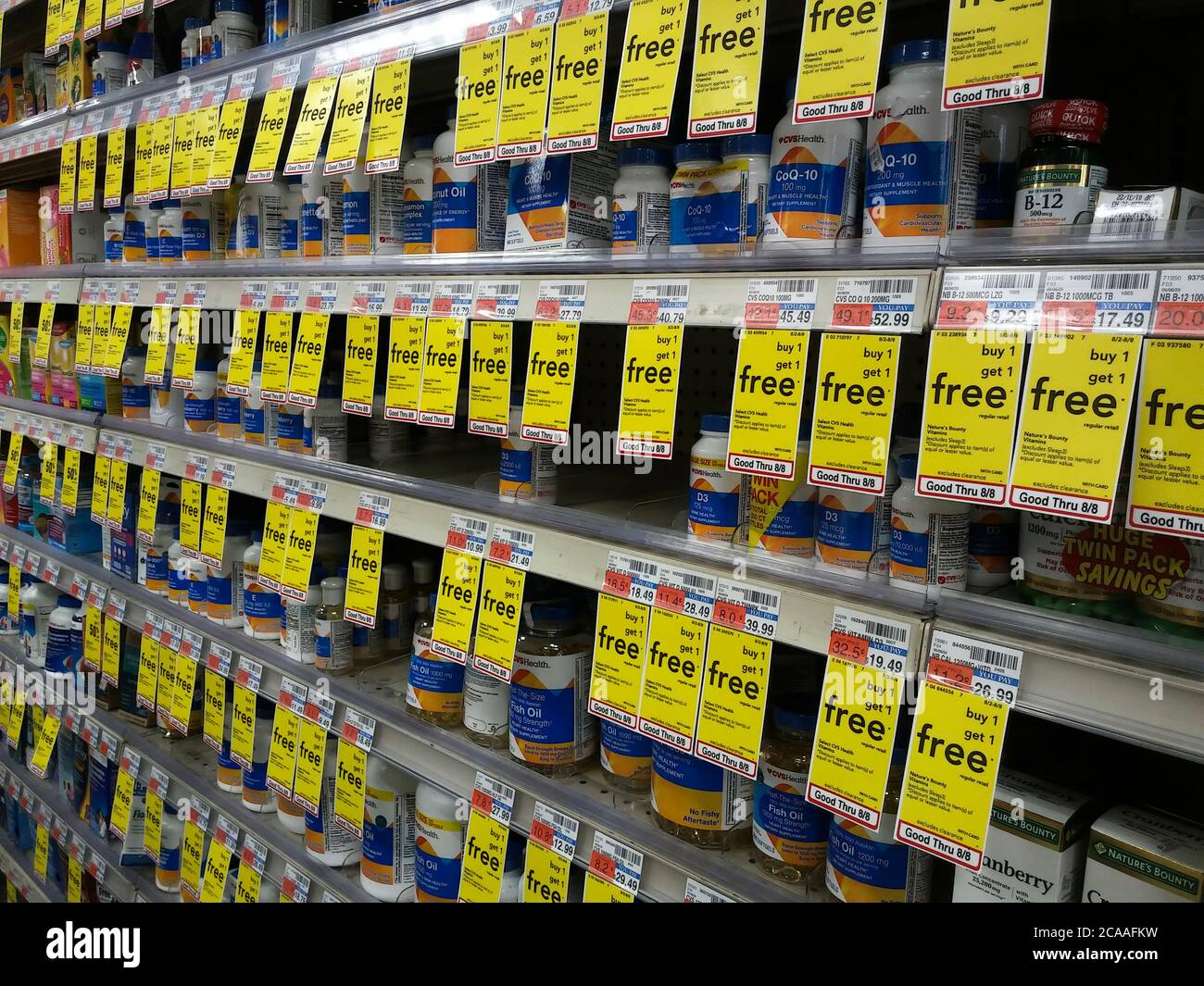 Eine Auswahl an Vitaminen in den Regalen einer CVS Health Drogerie in New York während eines BOGO Verkaufs am Sonntag, 2. August 2020. (© Richard B. Levine) Stockfoto