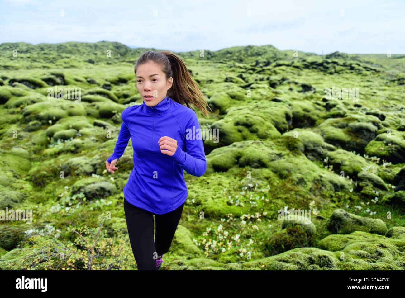 Athlet Trail Runner - Running Frau beim Training. Fit weibliche Sport Fitness-Modell Training Joggen im Freien leben gesunde Lebensweise in schöner Natur Stockfoto