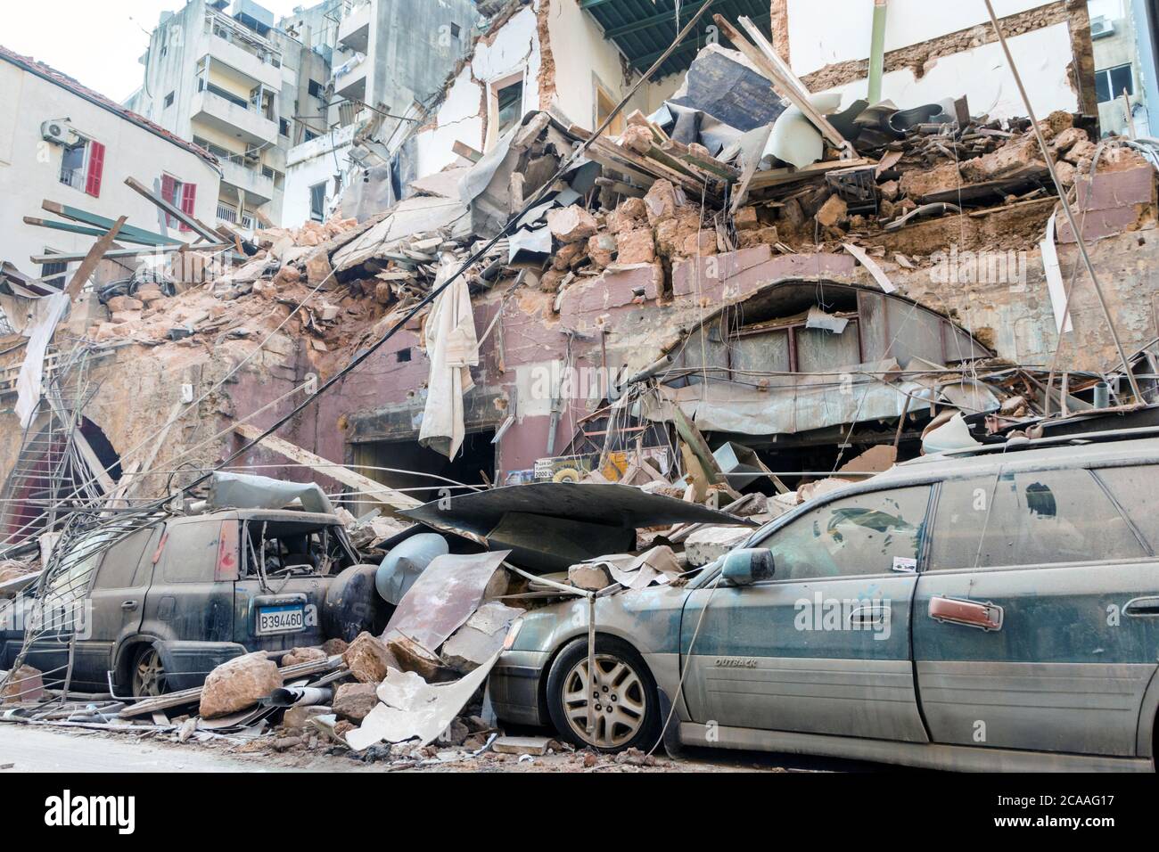 Autos unter Schutt von eingestürzten Gebäuden nach einer massiven Explosion erschütterte Beirut am 4. August 2020, Achrafieh/Beirut, Libanon Stockfoto
