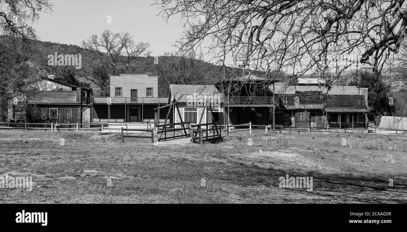 Schwarz-Weiß-Panoramablick auf alte historische Filmsets in der Santa Monica Mountains Recreation Area auf dem Paramount Ranch Gelände. Stockfoto