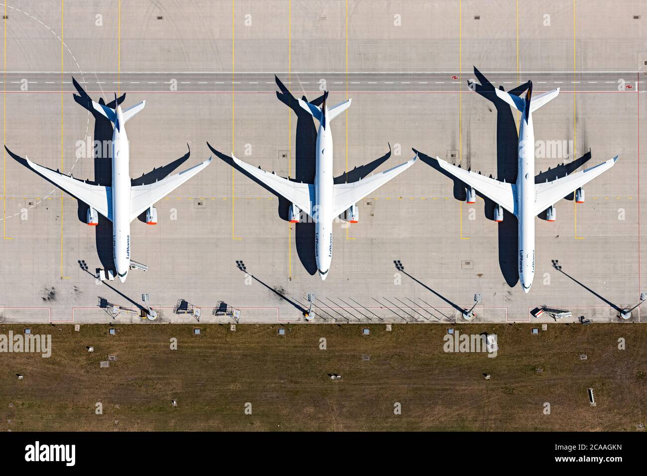 Passagierflugzeuge der Lufthansa, aufgrund des Corona Lockdowns auf der Parkposition - Abstellfläche auf dem Flughafen in München-Flughafen Stockfoto