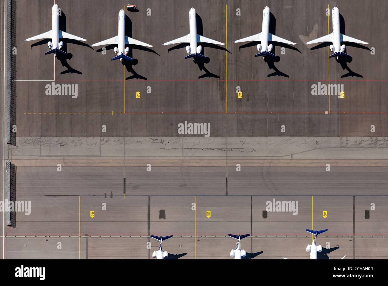 Passagierflugzeuge der Lufthansa, aufgrund des Corona Lockdowns auf der Parkposition - Abstellfläche auf dem Flughafen in München-Flughafen Stockfoto
