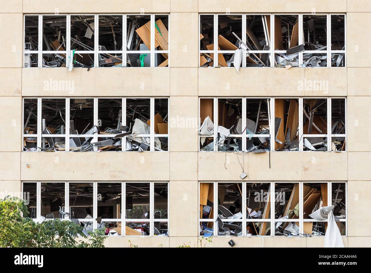 Büros mit zerbrochenen Fenstern nach einer massiven Explosion erschütterten Beirut am 4. August 2020, Achrafieh/Beirut, Libanon Stockfoto