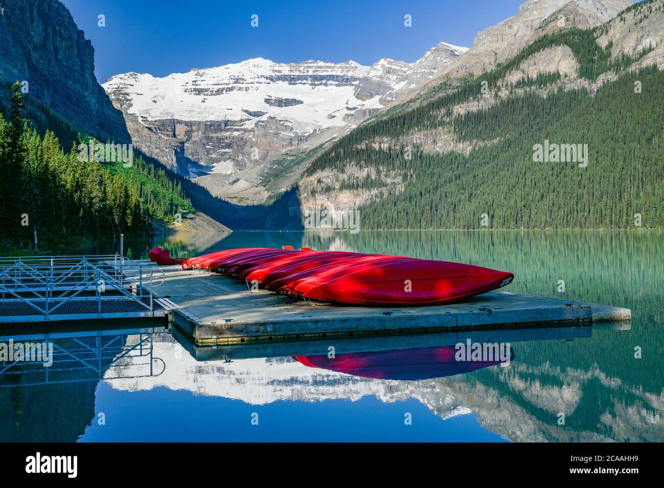 Rote Kanus am Dock, Lake Louise, Banff National Park, Alberta Stockfoto