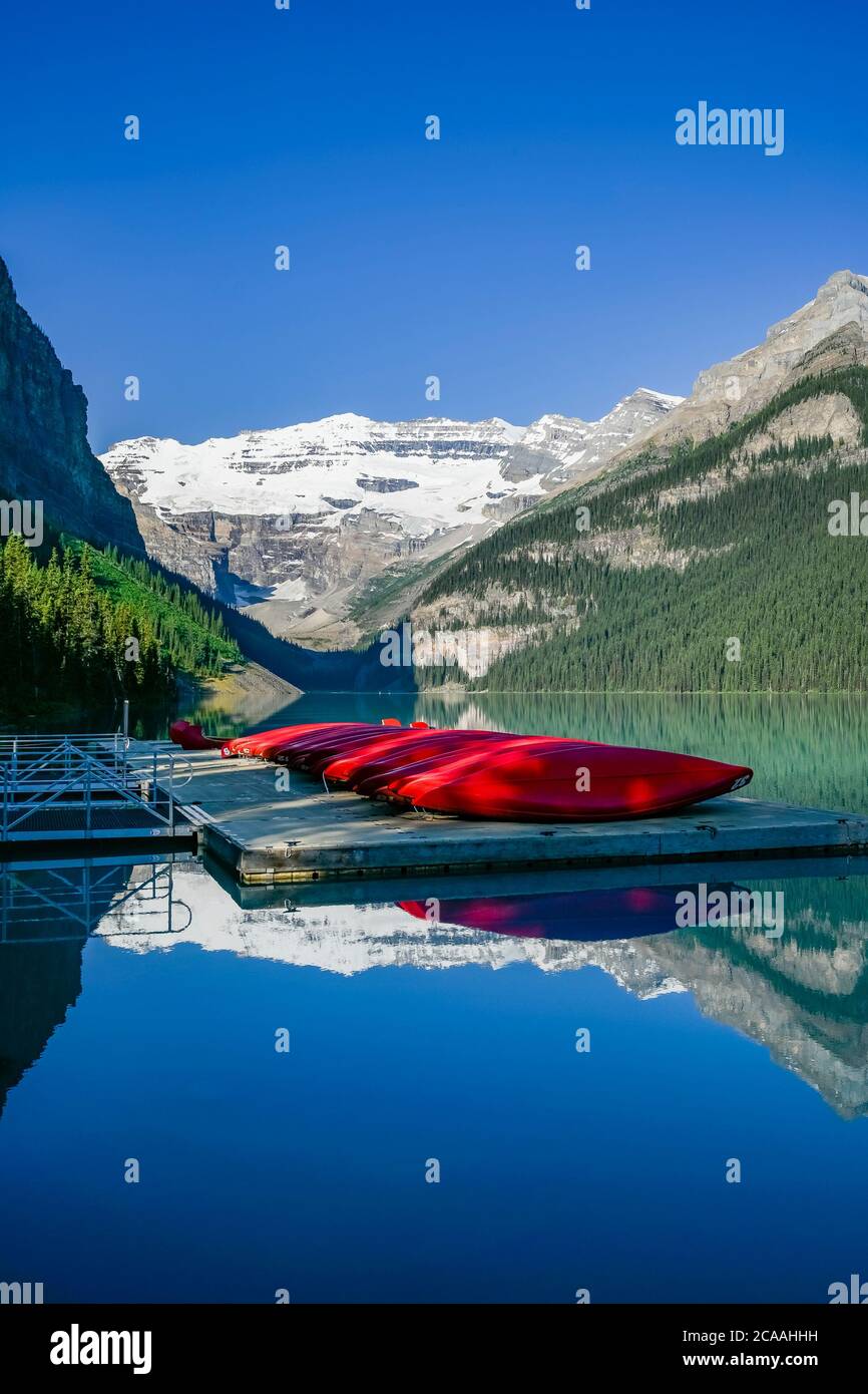 Rote Kanus am Dock, Lake Louise, Banff National Park, Alberta Stockfoto