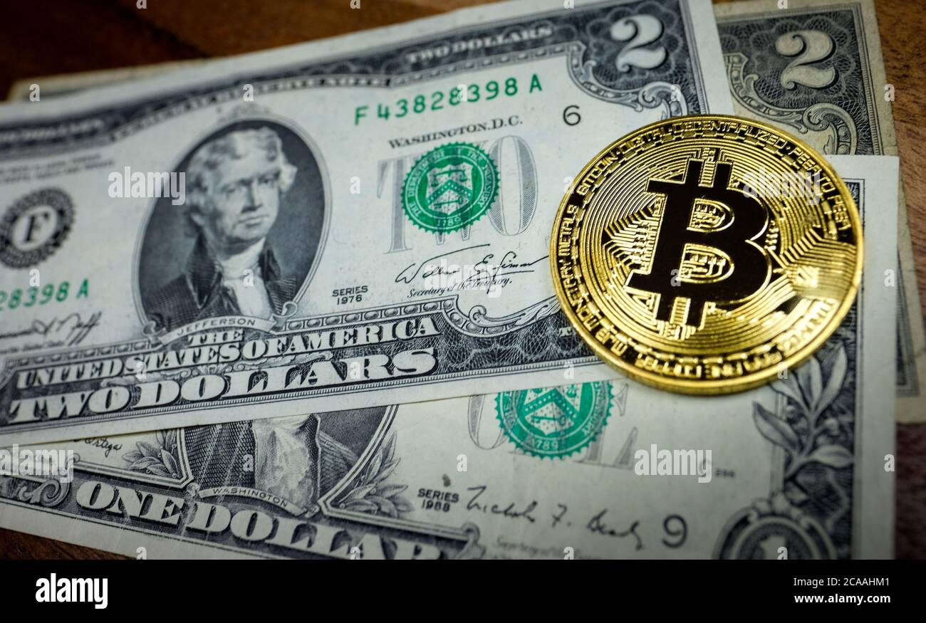 Bitcoin mit US Dollar Bank Note Stockfoto