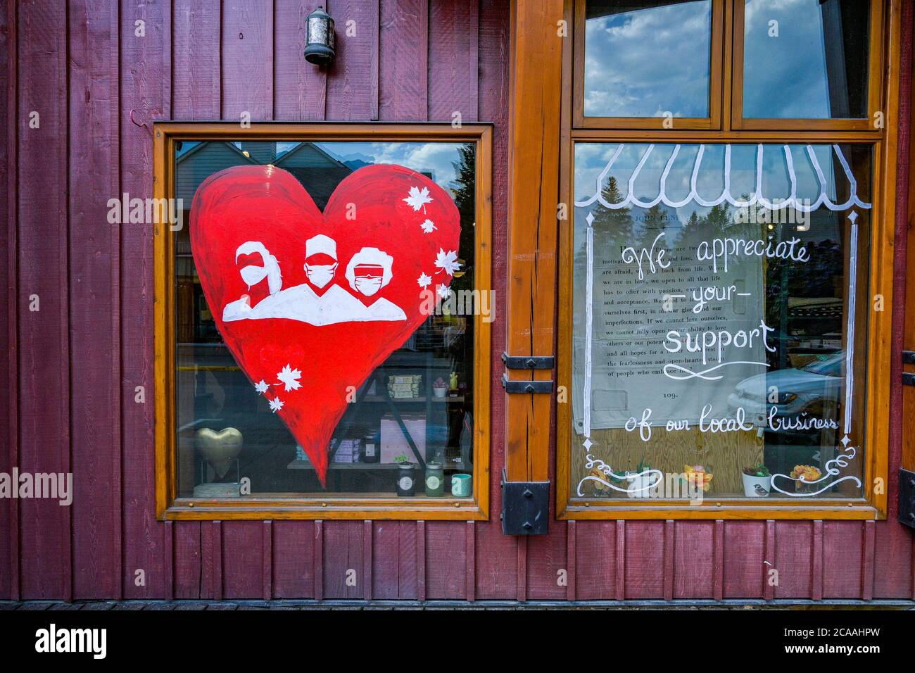 Covid 19-Ära, Herz im Schaufenster des Geschäfts, Canmore, Alberta, Kanada Stockfoto