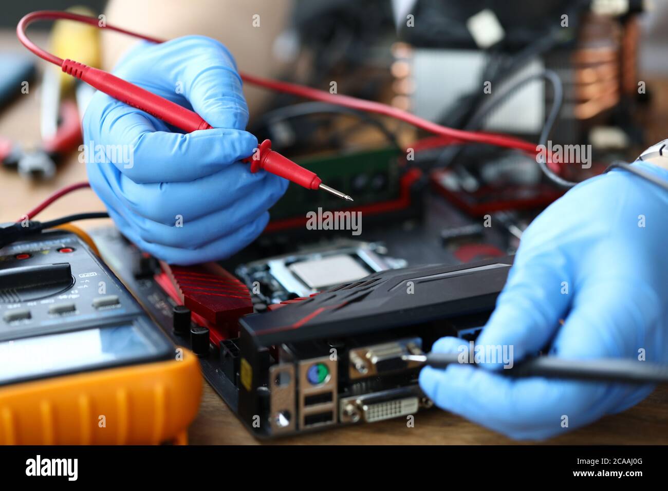 Elektriker repariert den Tisch vom Computer aus Stockfoto