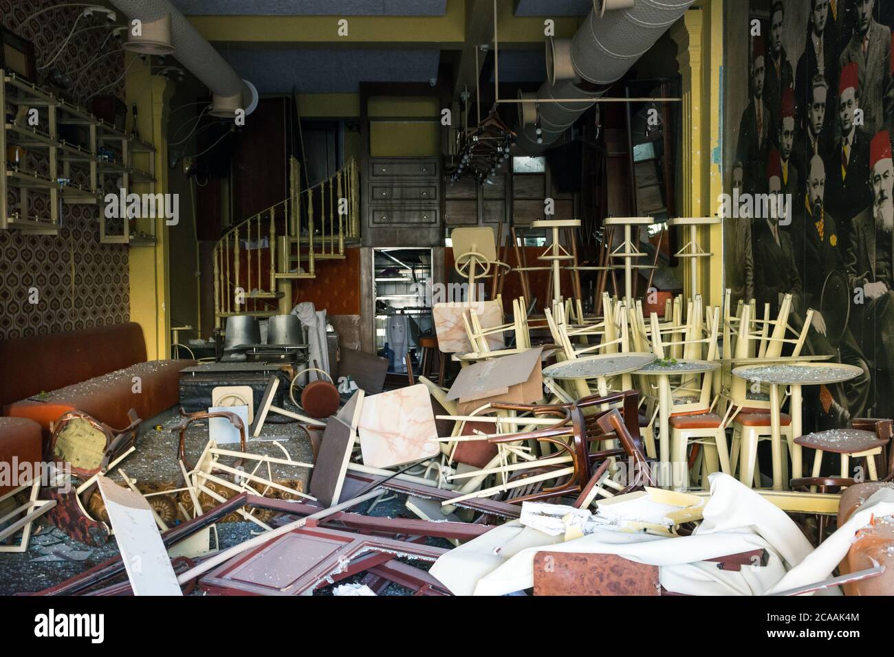 Restaurant zerstört nach einer massiven Explosion erschüttert Beirut am 4. August 2020, in Mar Mikhael Nachbarschaft, Achrafieh/Beirut, Libanon Stockfoto Restaurant zerstört nach einer massiven Explosion erschüttert Beirut am 4. August 2020, in Mar Mikhael Nachbarschaft, Achrafieh/Beirut, Libanon Stockfoto