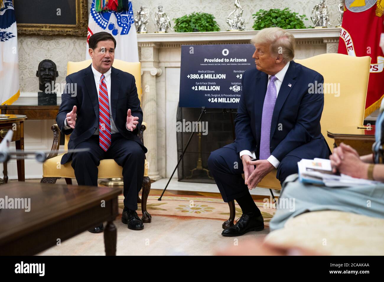 Washington, Usa. August 2020. Präsident Donald Trump trifft sich am Mittwoch, den 5. August 2020, mit dem Gouverneur von Arizona, Doug Ducey (L), im Oval Office im Weißen Haus in Washington, DC. Trump gratulierte Ducey dafür, dass er das Coronvirus unter Kontrolle gebracht hat, während sie andere Themen diskutierten. Arizona hat mehr als 182,000 bestätigte Fälle von COVID-19 und mehr als 3,900 Todesfälle. Pool Foto von Doug Mills/UPI Kredit: UPI/Alamy Live Nachrichten Stockfoto