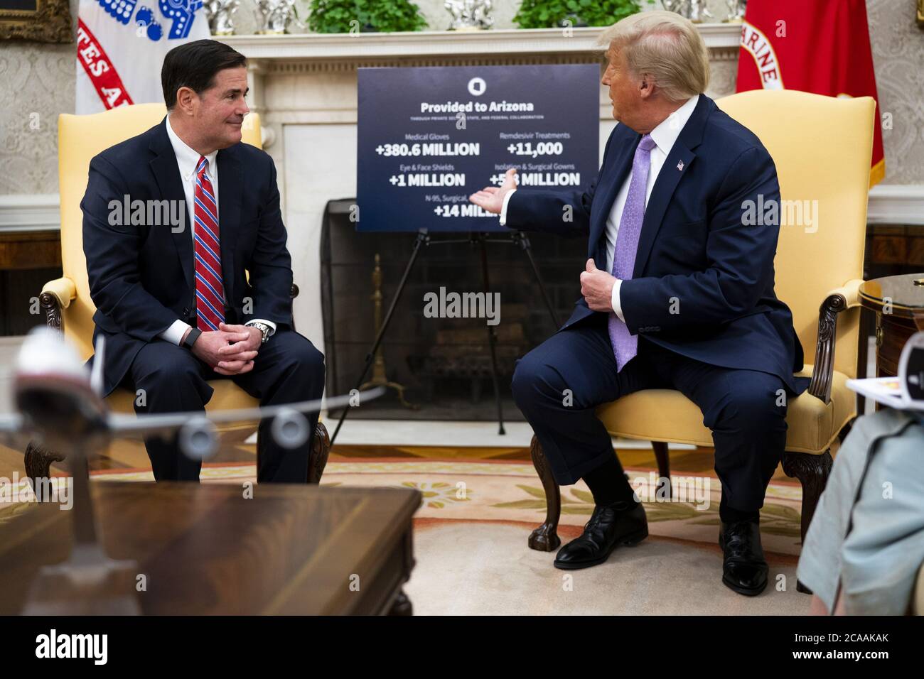 Washington, Usa. August 2020. Präsident Donald Trump trifft sich am Mittwoch, den 5. August 2020, mit dem Gouverneur von Arizona, Doug Ducey (L), im Oval Office im Weißen Haus in Washington, DC. Trump gratulierte Ducey dafür, dass er das Coronvirus unter Kontrolle gebracht hat, während sie andere Themen diskutierten. Arizona hat mehr als 182,000 bestätigte Fälle von COVID-19 und mehr als 3,900 Todesfälle. Pool Foto von Doug Mills/UPI Kredit: UPI/Alamy Live Nachrichten Stockfoto