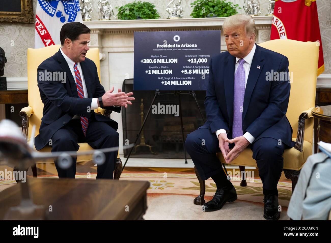 Washington, Usa. August 2020. Präsident Donald Trump trifft sich am Mittwoch, den 5. August 2020, mit dem Gouverneur von Arizona, Doug Ducey (L), im Oval Office im Weißen Haus in Washington, DC. Trump gratulierte Ducey dafür, dass er das Coronvirus unter Kontrolle gebracht hat, während sie andere Themen diskutierten. Arizona hat mehr als 182,000 bestätigte Fälle von COVID-19 und mehr als 3,900 Todesfälle. Pool Foto von Doug Mills/UPI Kredit: UPI/Alamy Live Nachrichten Stockfoto