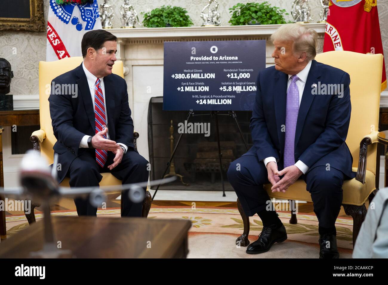 Washington, Usa. August 2020. Präsident Donald Trump trifft sich am Mittwoch, den 5. August 2020, mit dem Gouverneur von Arizona, Doug Ducey (L), im Oval Office im Weißen Haus in Washington, DC. Trump gratulierte Ducey dafür, dass er das Coronvirus unter Kontrolle gebracht hat, während sie andere Themen diskutierten. Arizona hat mehr als 182,000 bestätigte Fälle von COVID-19 und mehr als 3,900 Todesfälle. Pool Foto von Doug Mills/UPI Kredit: UPI/Alamy Live Nachrichten Stockfoto