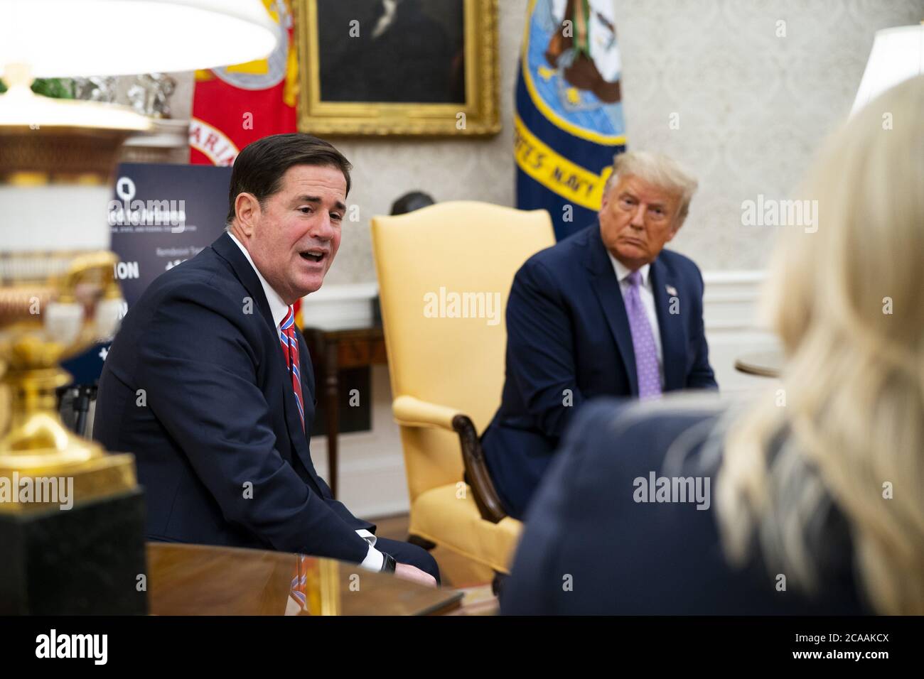 Washington, Usa. August 2020. Präsident Donald Trump trifft sich am Mittwoch, den 5. August 2020, mit dem Gouverneur von Arizona, Doug Ducey (L), im Oval Office im Weißen Haus in Washington, DC. Trump gratulierte Ducey dafür, dass er das Coronvirus unter Kontrolle gebracht hat, während sie andere Themen diskutierten. Arizona hat mehr als 182,000 bestätigte Fälle von COVID-19 und mehr als 3,900 Todesfälle. Pool Foto von Doug Mills/UPI Kredit: UPI/Alamy Live Nachrichten Stockfoto