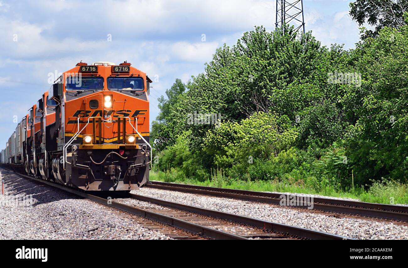 Mazon, Illinois, USA. Ein Burlington Northern Santa Fe Stapelzug brüllt durch Mazon, Illinois an einem sonnigen Sommertag. Stockfoto