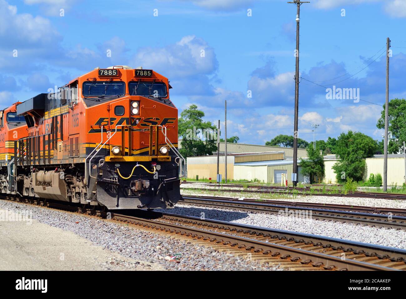 Streator, Illinois, USA. Burlington Northern Santa Fe Lokomotiven führen einen Güterzug durch Streator, Illinois an einem sonnigen Sommernachmittag. Stockfoto