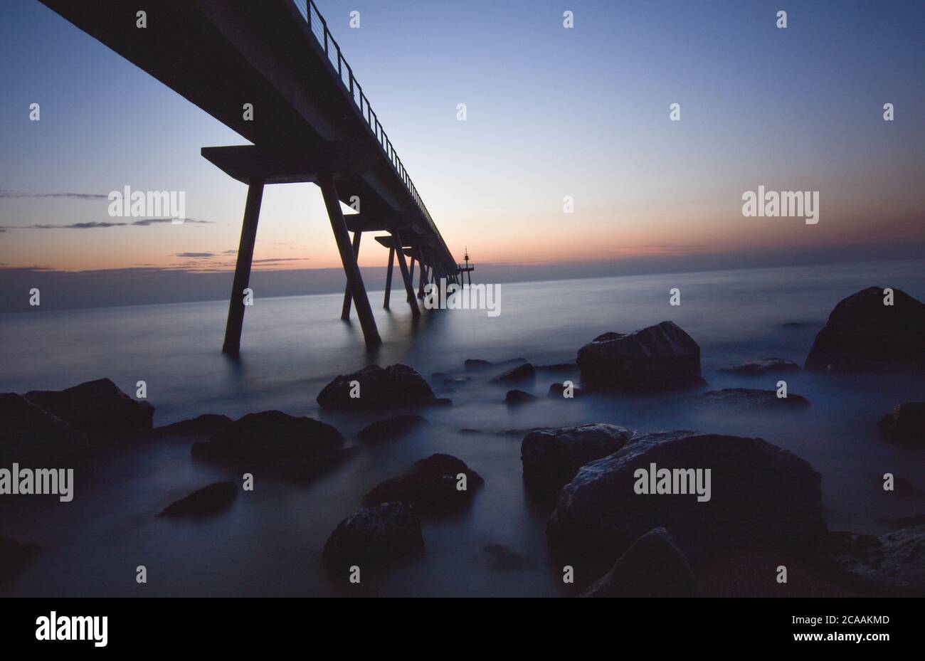 Atemberaubende Aufnahme an der Pont Del Petroli Badalona Spanien während Sonnenuntergang Stockfoto