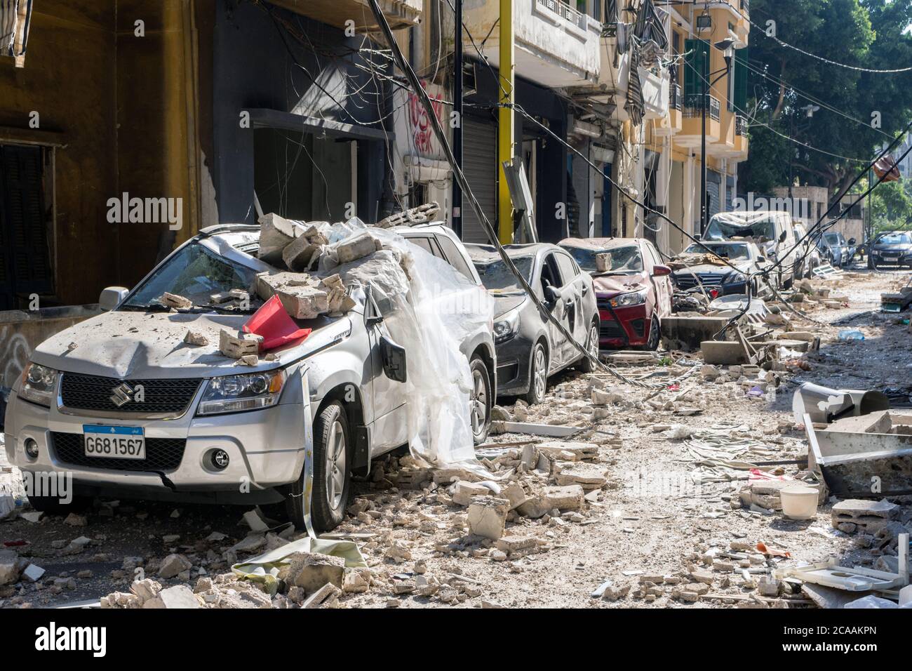 Autos unter Trümmern von einer massiven Explosion am 4. August 2020 im Mar Mikhael Viertel, Achrafieh/Beirut, Libanon Stockfoto Autos unter Trümmern von einer massiven Explosion am 4. August 2020 im Mar Mikhael Viertel, Achrafieh/Beirut, Libanon Stockfoto