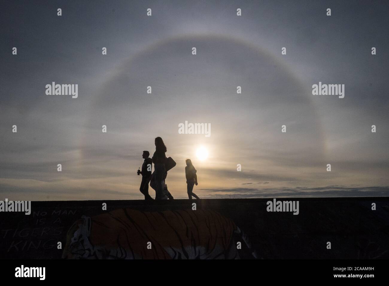 Sonnenuntergang, Silhouette, Regenbogen, Bogen, halb, kreisförmig, Halo, quer, Himmel, Urlaub, Reiseziel, AT, klein, Borth, Meer, Urlaub, Resort, Dorf, Norden, von, Aberystwyth, Cardigan Bay, Ceredigion, Westen, Mitte, Wales, Walisisch, Großbritannien, Großbritannien, Europa, europäisch, Stockfoto