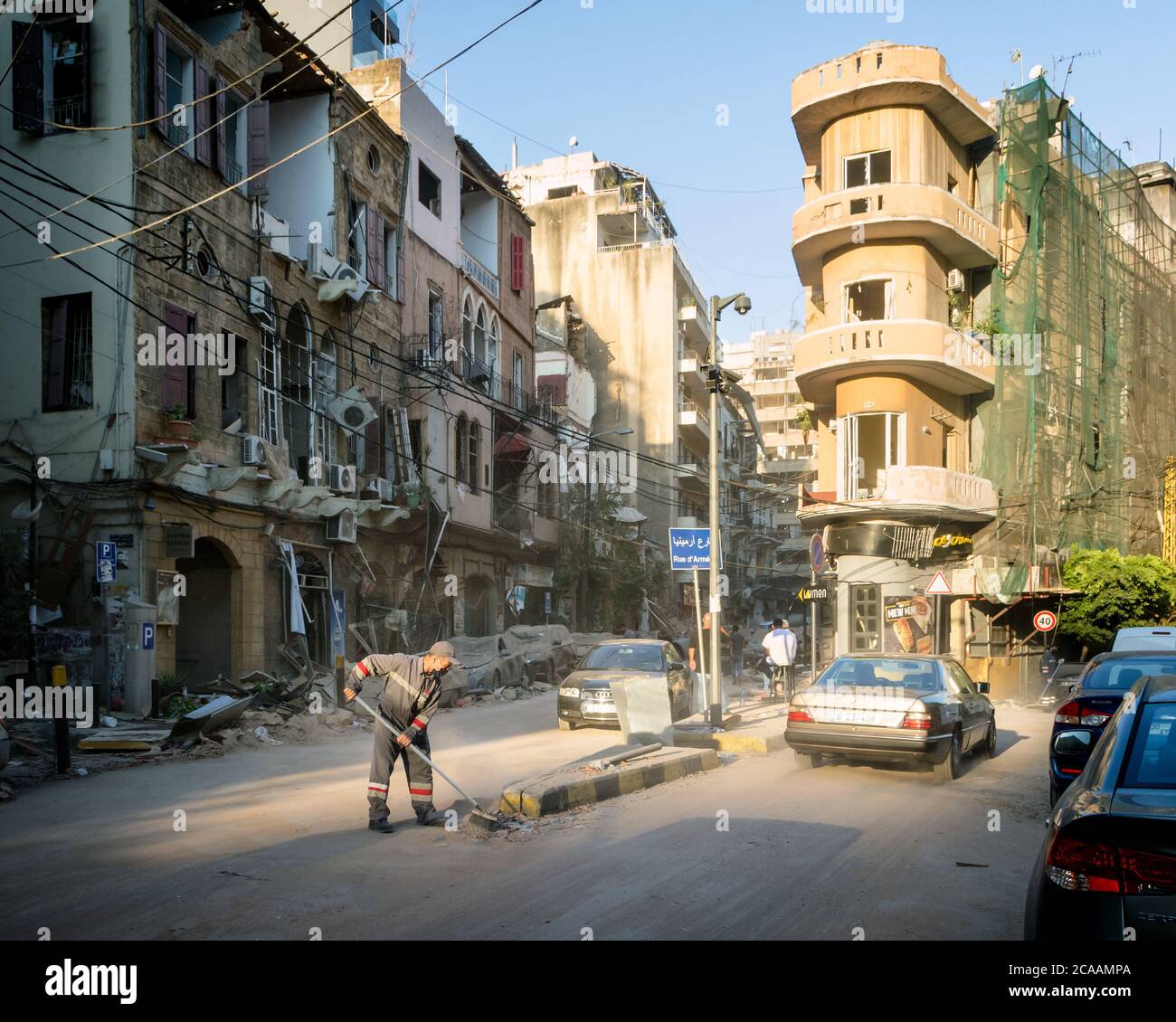 Arbeiter, die nach einer massiven Explosion Trümmer räumten, erschütterten Beirut am 4. August 2020 - Mar Mikhael, Achrafieh - Beirut, Libanon Stockfoto Arbeiter, die nach einer massiven Explosion Trümmer räumten, erschütterten Beirut am 4. August 2020 - Mar Mikhael, Achrafieh - Beirut, Libanon Stockfoto