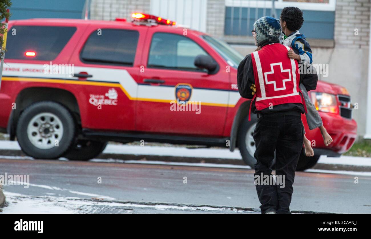 Red Cross Freiwillige Hilfe Kind nach Hausbrand Stockfoto