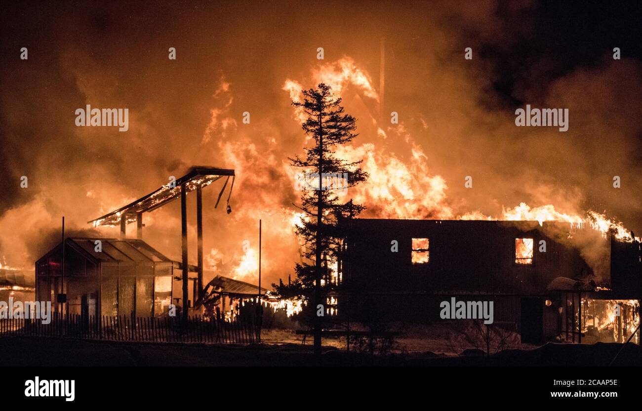 Vollständig verschlungen brennendes Gebäude. Stockfoto