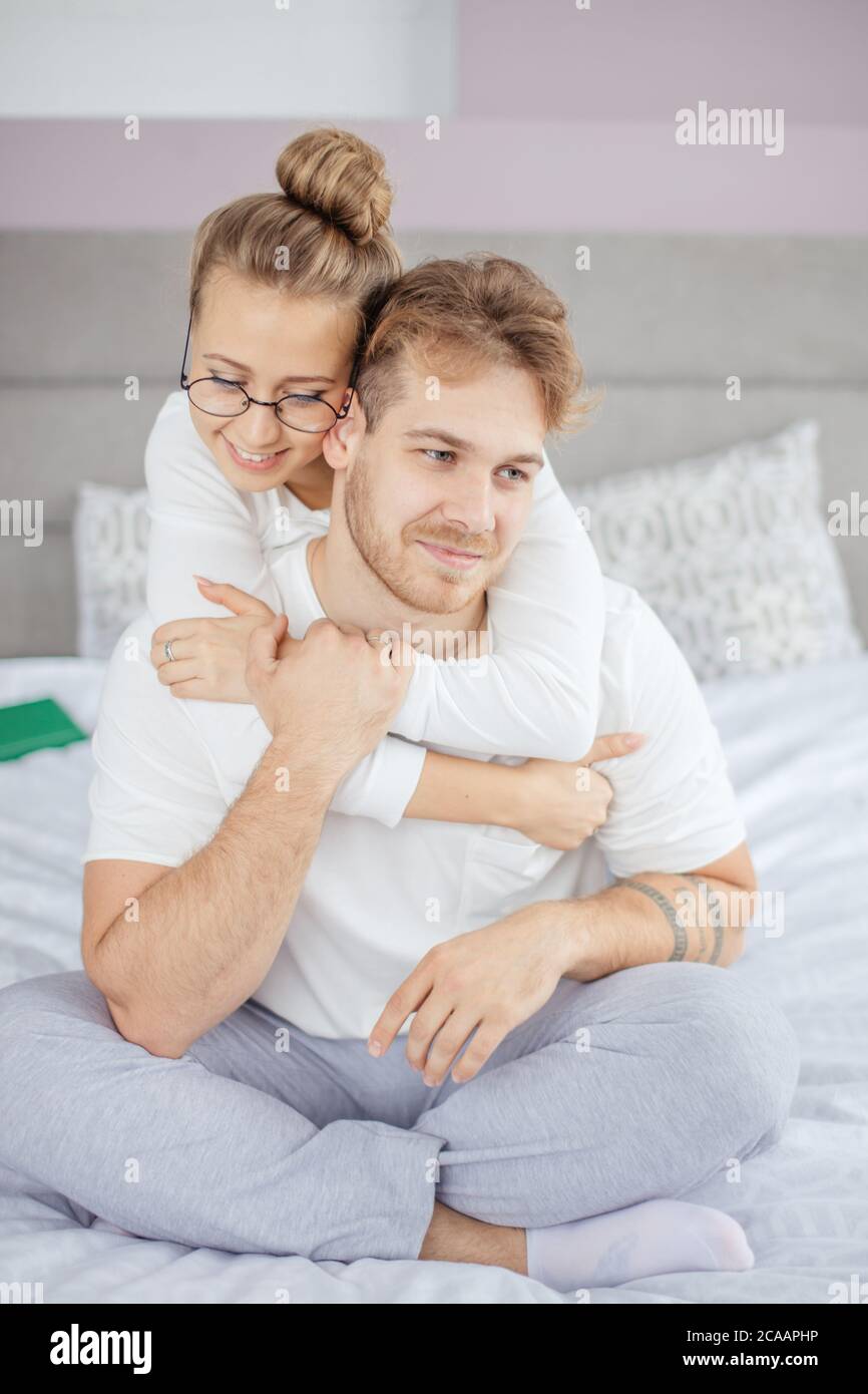 Junge ehrfürchtige Frau versucht, Wiedergutmachung zu machen, während Umarmung ihres Freundes. Entschuldigung, Begnadigung, Vergebung Konzept. Nahaufnahme Foto Stockfoto