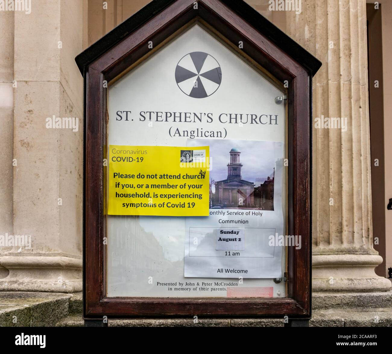 Das Covid-Zeichen auf St. Stephens Church, Mount Street Crescent, Dublin, Irland fordert Nichtteilnahme bei Symptomen des Coronavirus. Stockfoto