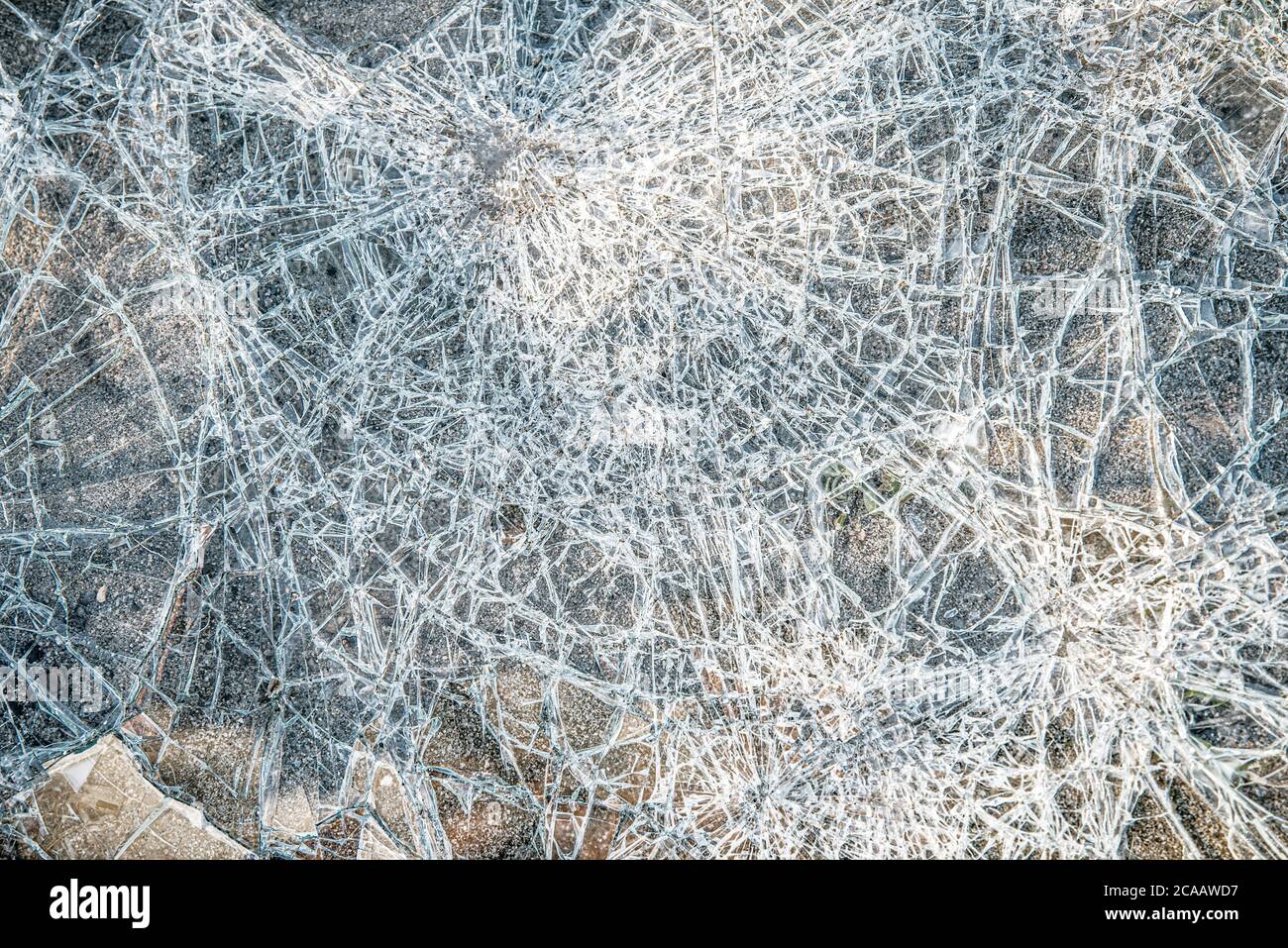 Risse auf Glasstruktur gebrochenes Glas transparent Stockfoto