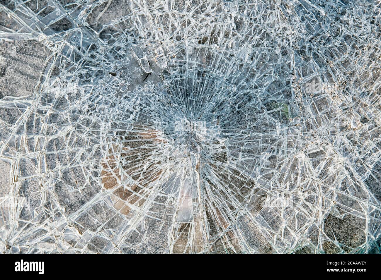 Risse auf Glasstruktur gebrochenes Glas transparent Stockfoto