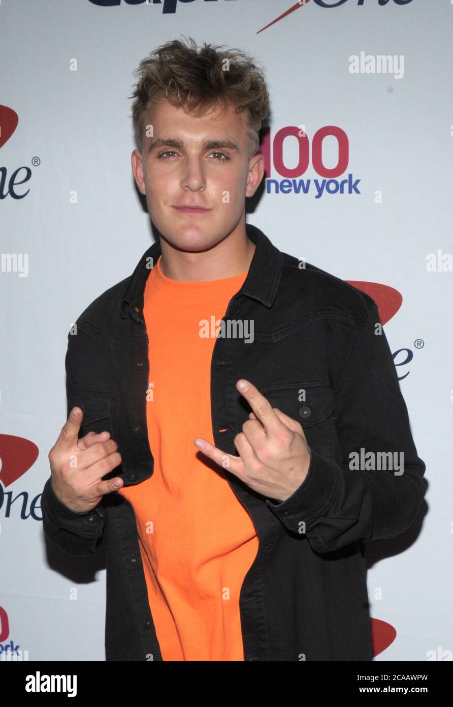 ***DATEI FOTO*** Jake Paul wurde vom FBI überfallen, mehrere Feuerwaffen wurden beschlagnahmt. NEW YORK, NY - 8. DEZEMBER: Jake Paul beim Z100's Jingle Ball 2017 im Madison Square Garden in New York City, Credit: John Palmer/MediaPunch Stockfoto