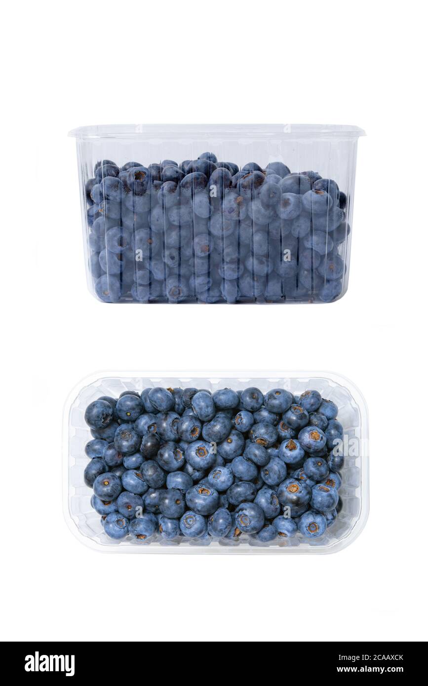 Verschiedene Winkel von Kunststoff-Schüssel voller Heidelbeeren isoliert auf weißem Hintergrund. Reife Heidelbeere Einzelhandelspaket. Stockfoto