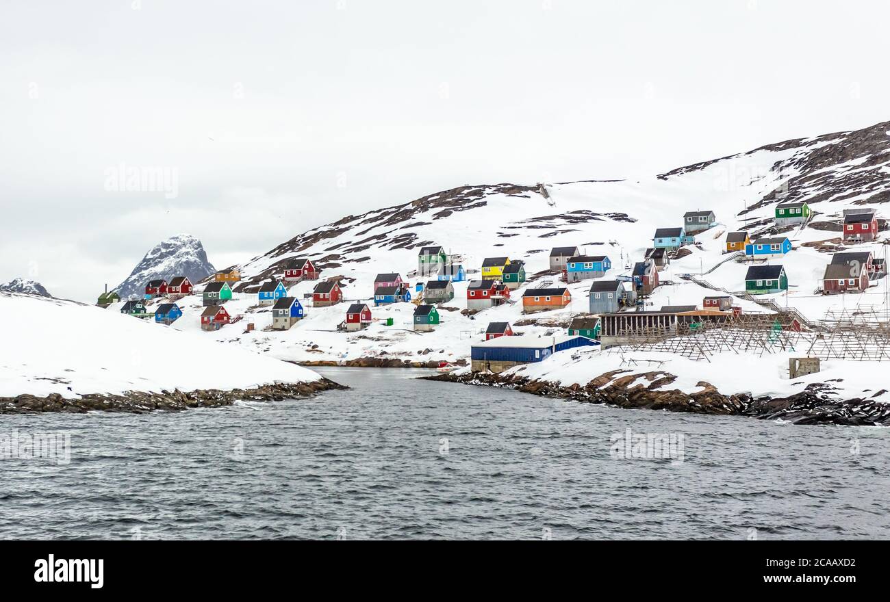 Bunte arktische Fischerdörfer Häuser am felsigen Fjord mitten im Nirgendwo, Kangamiut, Grönland Stockfoto